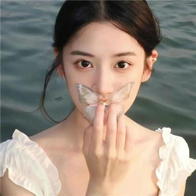 她背后的那双手
